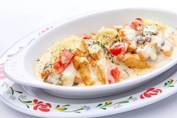 접시에 으깬된 감자와 닭고기 클로즈업 — 스톡 사진