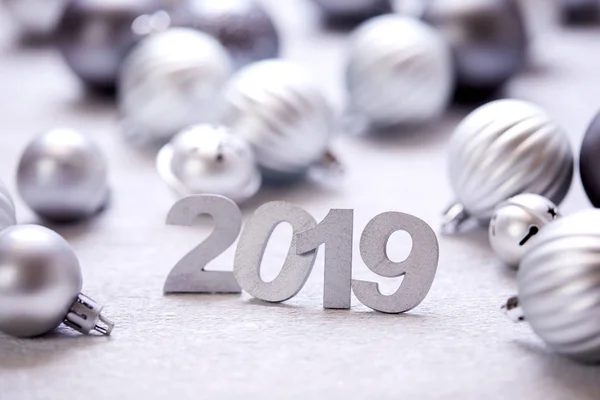 Nya Året Dekorativa Siffror 2019 Med Silver Julgranskulor — Stockfoto