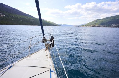 güneşli gün denizde yüzen yat