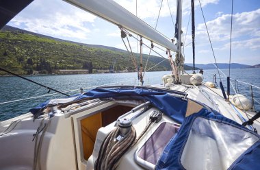 güneşli gün denizde yüzen yat