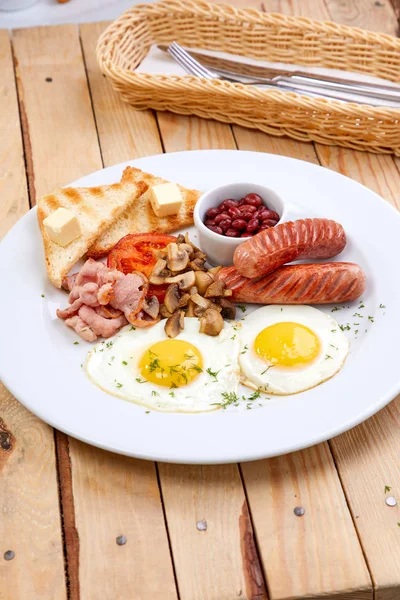 Desayuno Con Salchichas Plato Blanco Primer Plano —  Fotos de Stock