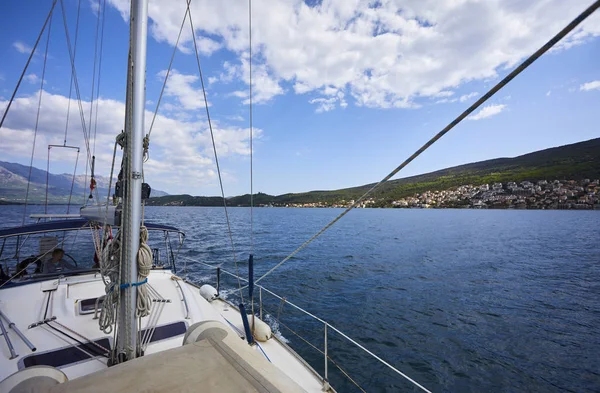 Yacht Flytande Havet Solig Dag — Stockfoto