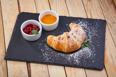 kruvasan tereyağı ve reçel koyu gemide ile yakın çekim  