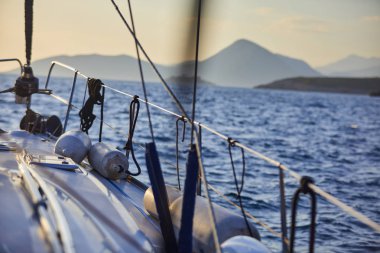 güneşli gün denizde yüzen yat