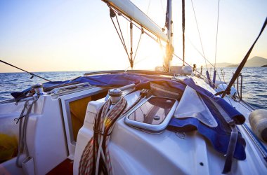 güneşli gün denizde yüzen yat