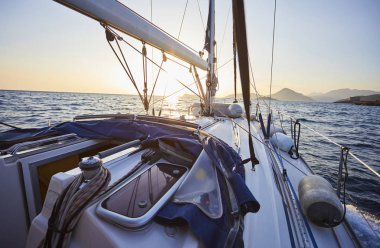 güneşli gün denizde yüzen yat