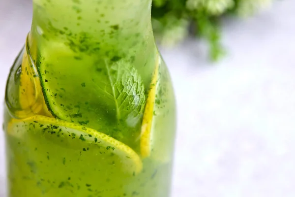 Limun Dengan Mint Dan Lemon Dalam Botol — Stok Foto