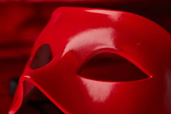 暗い背景上の休日のカーニバル赤マスク — ストック写真