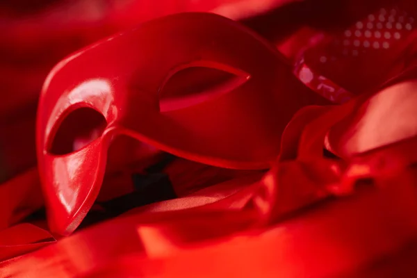 Carnaval Máscara Vermelha Para Férias Fundo Escuro — Fotografia de Stock