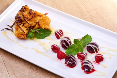 Beyaz tabakta lezzetli tatlı yakın çekim 