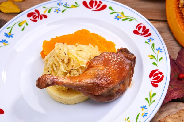 Entenbraten Mit Kohl Auf Weißem Teller Nahaufnahme — Stockfoto