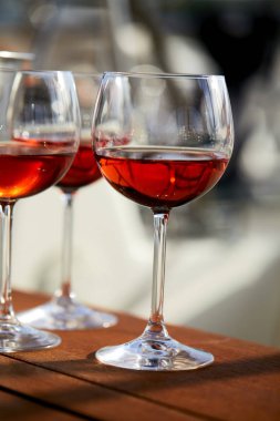 bardak şarap Ahşap yüzeyi parlak güneş ışığı altında