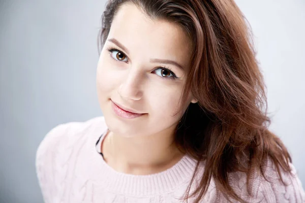 Retrato Bela Jovem Mulher Vestindo Suéter Posando Fundo Cinza — Fotografia de Stock