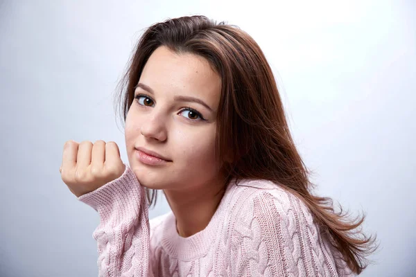 Porträtt Vacker Ung Kvinna Som Bär Tröja Poserar Grå Bakgrund — Stockfoto