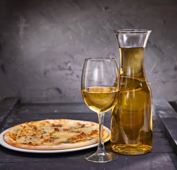 Borospohár Borosüveggel Hideg Fehér Bort Pizza Fából Készült Háttér Közelkép — Stock Fotó