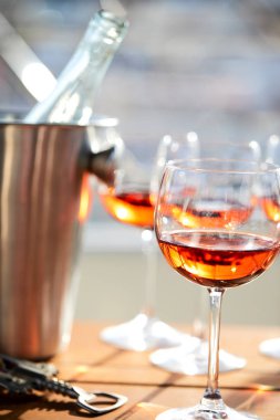 bardak şarap Ahşap yüzeyi parlak güneş ışığı altında