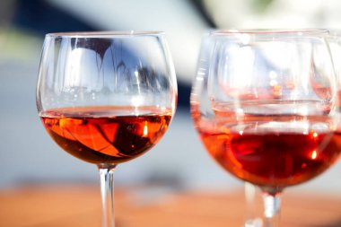 bardak şarap Ahşap yüzeyi parlak güneş ışığı altında