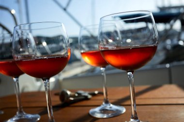 bardak şarap Ahşap yüzeyi parlak güneş ışığı altında