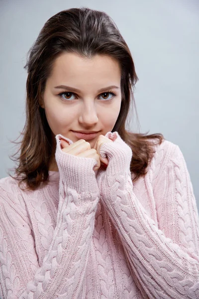Retrato Una Hermosa Joven Con Suéter Posando Sobre Fondo Gris — Foto de Stock