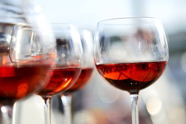 bardak şarap parlak güneş ışığı altında yakın çekim 