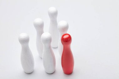 Gri arka plan, iş kavramı üzerinde renkli plastik cips