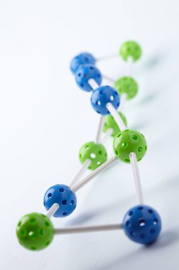 Moleküler yapısı beyaz zemin üzerine izole yakın çekim 