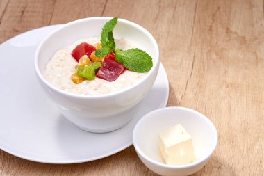 Kahvaltı ile yulaf lapası beyaz tabakta yakın çekim 