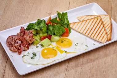 Beyaz tabakta lezzetli breakfast yakın çekim 
