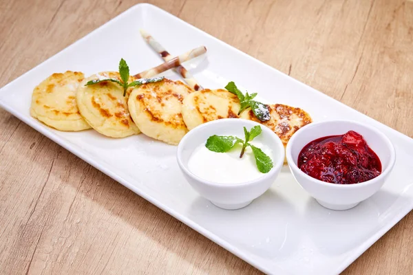 süzme peynir krep beyaz tabakta yakın çekim 