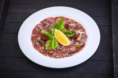 dana Carpaccio Kapari beyaz tabakta ile yakın çekim 