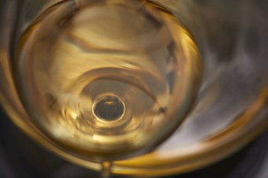 soğuk beyaz şarap kadehinin ve sürahi gri arka plan üzerinde yakın çekim  