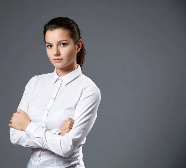 Porträtt Vacker Ung Kvinna Som Bär Vit Skjorta Poserar Grå — Stockfoto