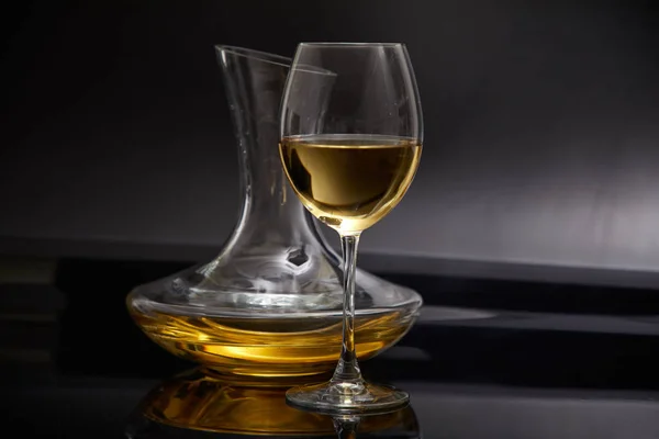 Vino Bianco Freddo Bicchiere Vino Decanter Fondo Grigio Primo Piano — Foto Stock