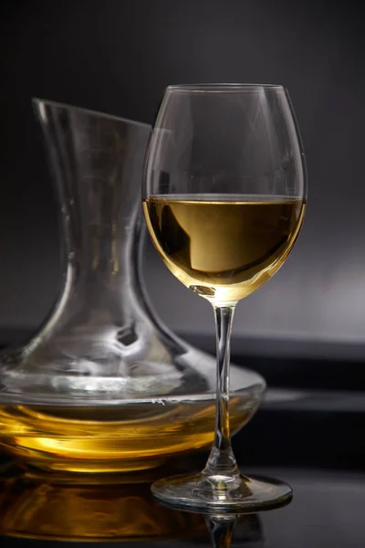 Kalter Weißwein Weinglas Und Karaffe Auf Grauem Hintergrund Nahaufnahme — Stockfoto