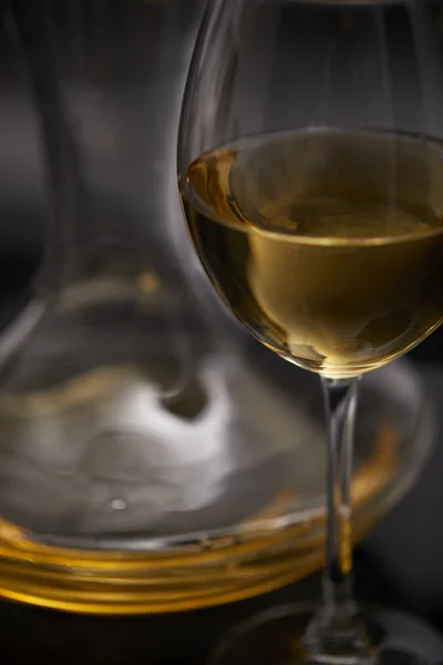 Vino Blanco Frío Copa Vino Decantador Sobre Fondo Gris Primer — Foto de Stock