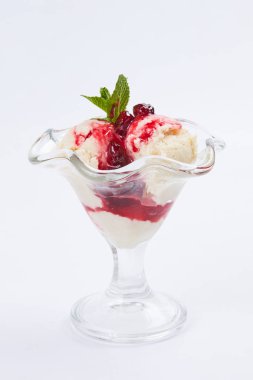 dondurma cam beyaz zemin üzerine izole berry reçelli yakın çekim 