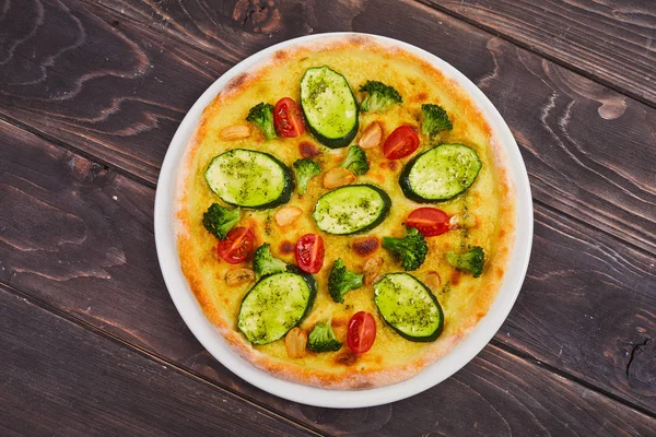 Pizza Vegetariana Plato Blanco Primer Plano — Foto de Stock