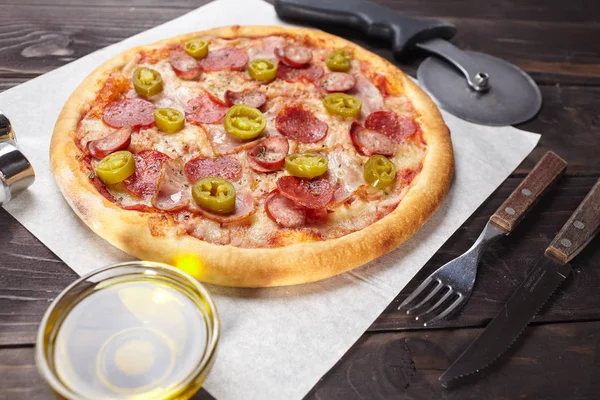 Pizza Caliente Sabrosa Casera Mesa Madera Primer Plano — Foto de Stock