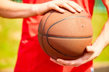 Basketbol elinde tutan adam görünümü Kapat