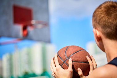 açık basketbol oynarken topu tutan adam