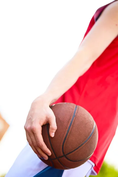 Vista Cercana Del Hombre Sosteniendo Baloncesto Mano —  Fotos de Stock