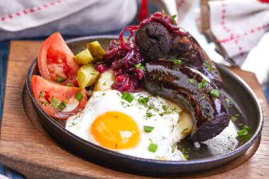 sebze ve sosis tabakta, kafede kahvaltı kavramı kızarmış yumurta