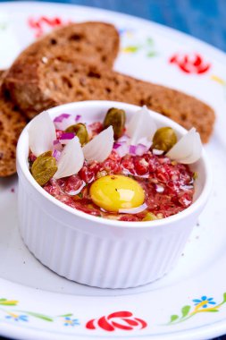 Biftek tartare beyaz kase, yumurta ile yakın çekim 