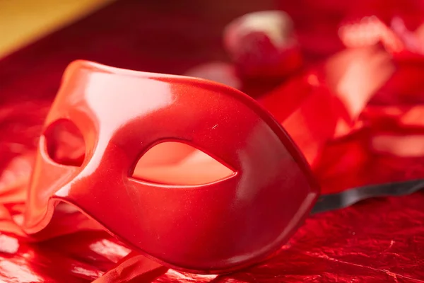 暗い背景上の休日のカーニバル赤マスク — ストック写真