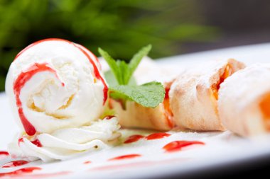 Strudel dondurma beyaz tabakta ile yakın çekim 