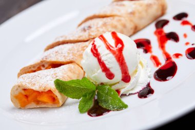 Strudel dondurma beyaz tabakta ile yakın çekim 