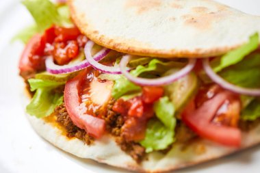 sandviç film ile et ve beyaz tabakta sebze yakın çekim 