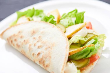 sandviç film ile et ve beyaz tabakta sebze yakın çekim 