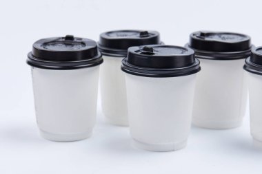 Beyaz arka plan üzerinde izole kahve yakın çekim 