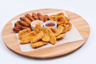 etli meze ahşap kesme tahtası üzerinde 